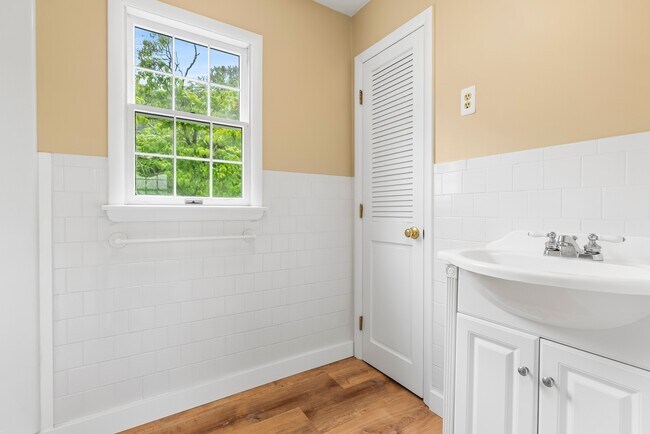 Building Photo - 607 E Wheel Rd