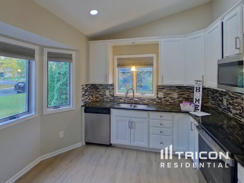 Building Photo - 4448 Hamilton Dr