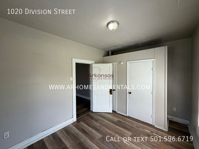 Building Photo - 1020 Division St