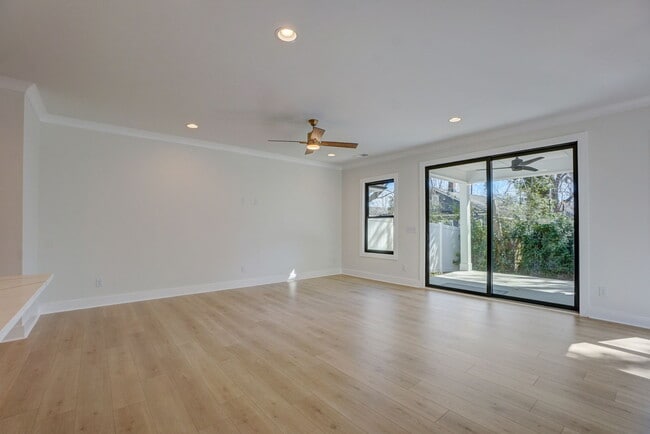 Building Photo - 1112 Pender St