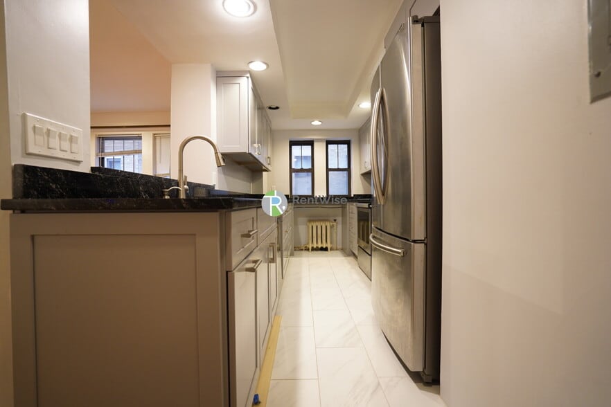 Building Photo - 452 Park Dr