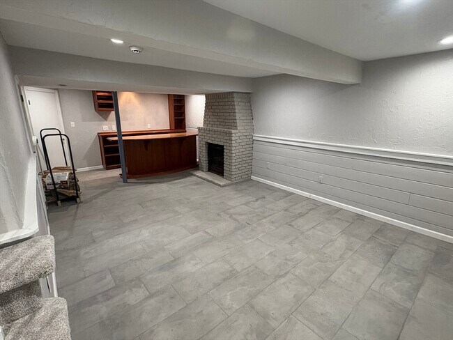 Building Photo - 453 Turnpike St