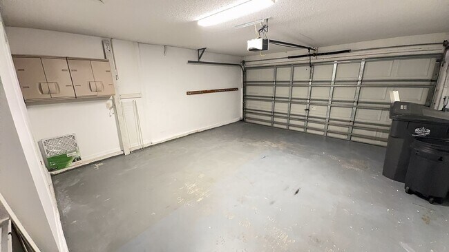 Building Photo - Come see this beautiful 3 bedroom, 2 bath, 2 car garage home for rent near Citrus Park Mall!