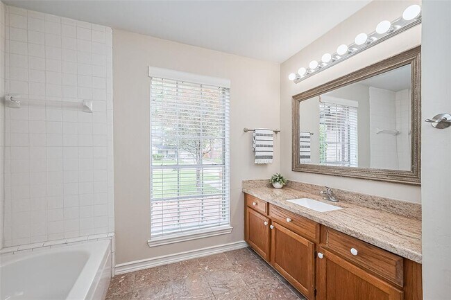 Building Photo - 2502 Knollbrook Ln