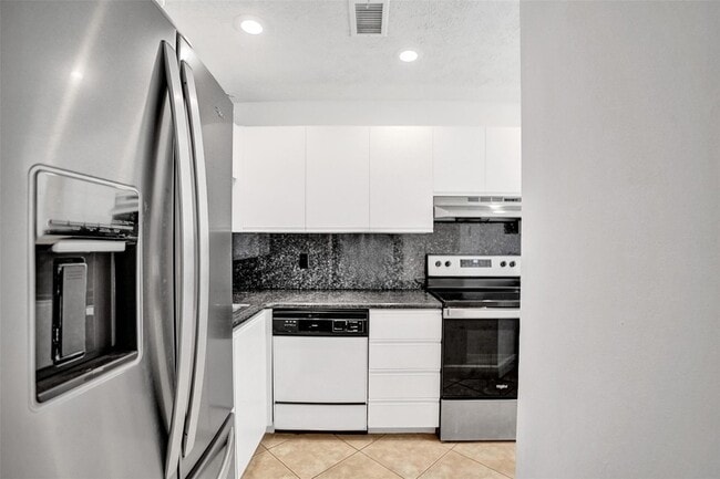 Building Photo - 1415 Miami Rd