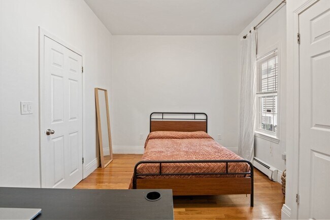 Building Photo - 249 Roxbury St
