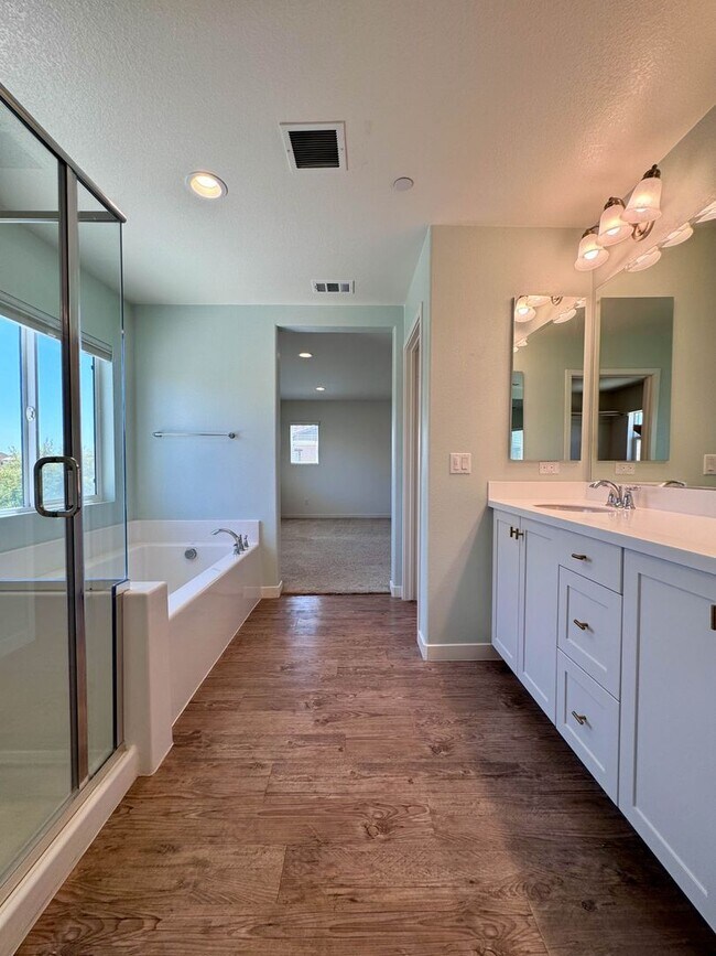Building Photo - Stunning 4 bedroom 3 bathroom Murrieta hom...
