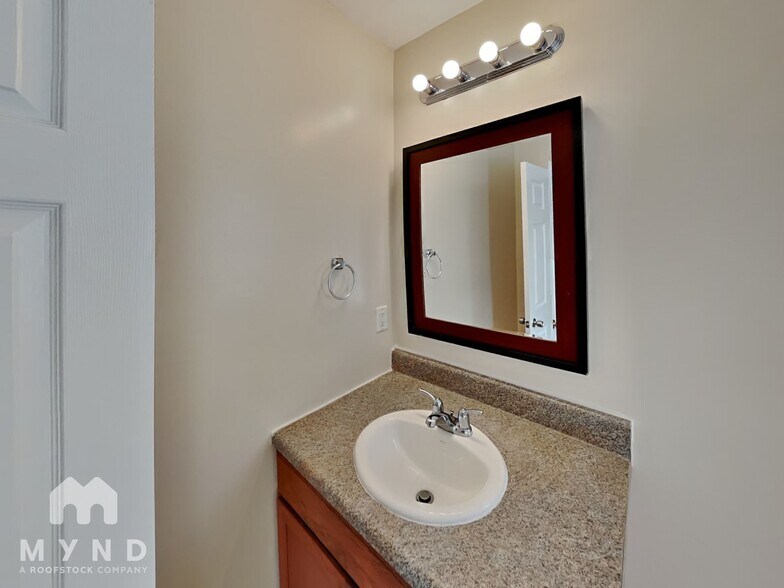 Building Photo - 2632 Shamrock Dr