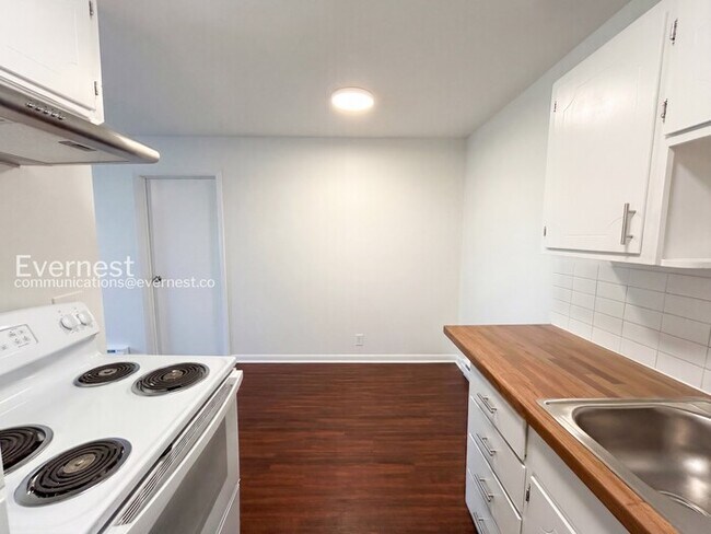 Building Photo - 2601 Hillsboro Pike