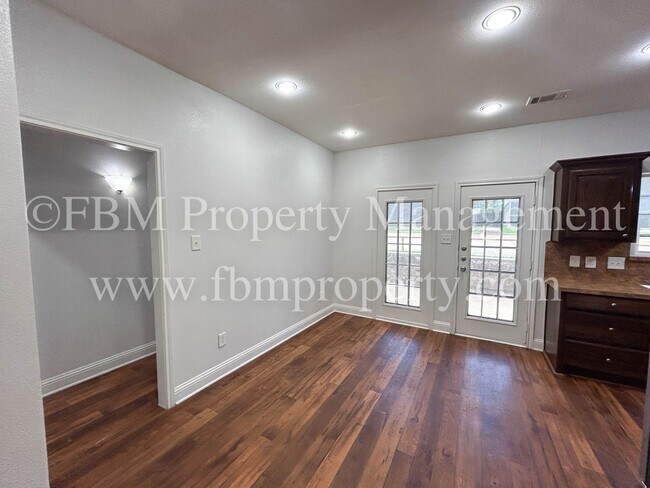Building Photo - 1203 N Clay St