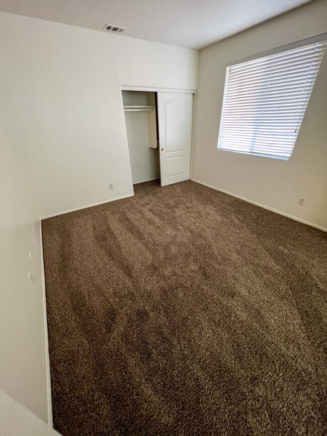 Building Photo - Spacious 4 Bedroom 3 Bathroom Home with 3 ...
