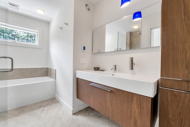 Building Photo - 54 Bay View Dr E