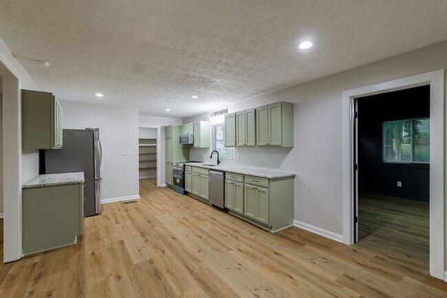 Building Photo - Newly Renovated East Side Home!