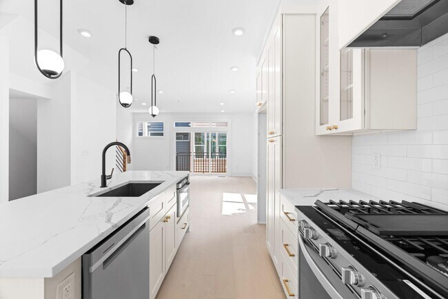 Building Photo - 10 Seawell Ave