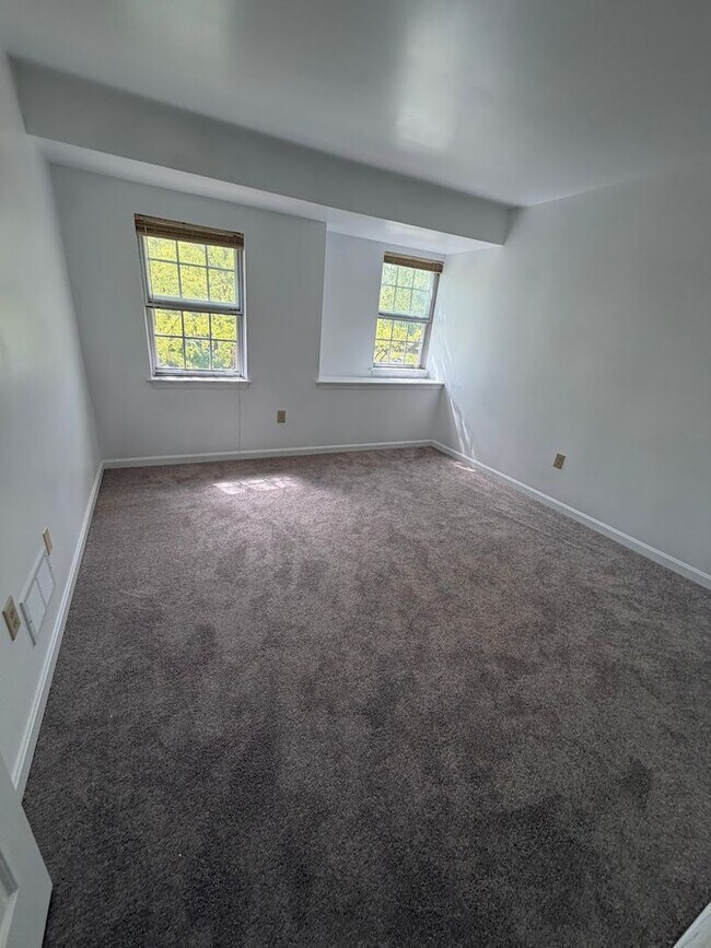 Building Photo - 3 Bedroom Seven Oaks Condo