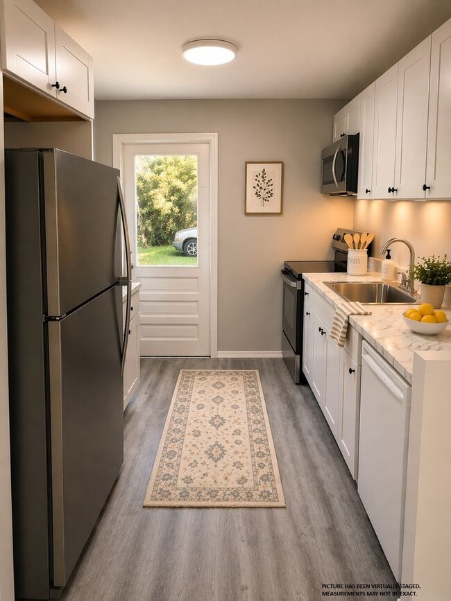 Building Photo - Newly Renovated 2 Bedroom Duplex in Maitland Available Now! Modern Finishes!