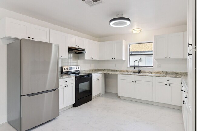 Building Photo - 527 Glade Ct