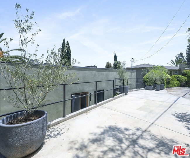 Building Photo - 2310 Vasanta Way