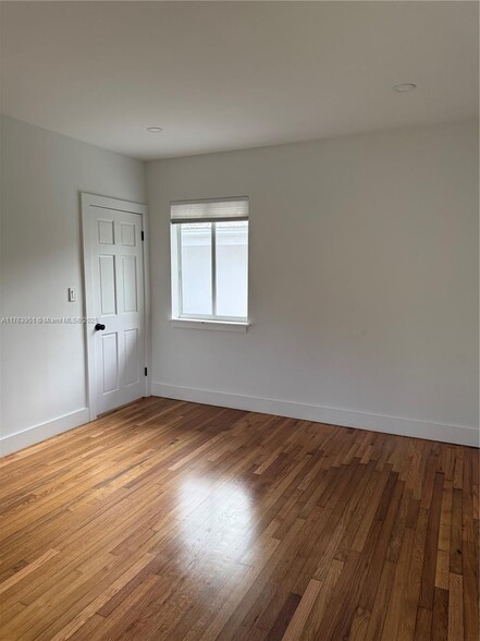 Building Photo - 547 Giralda Ave