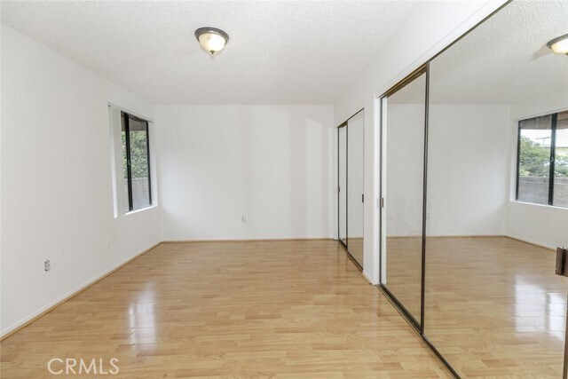 Building Photo - 914 E Elk Ave