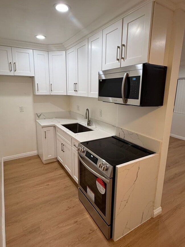 Building Photo - 14024 Oxnard St