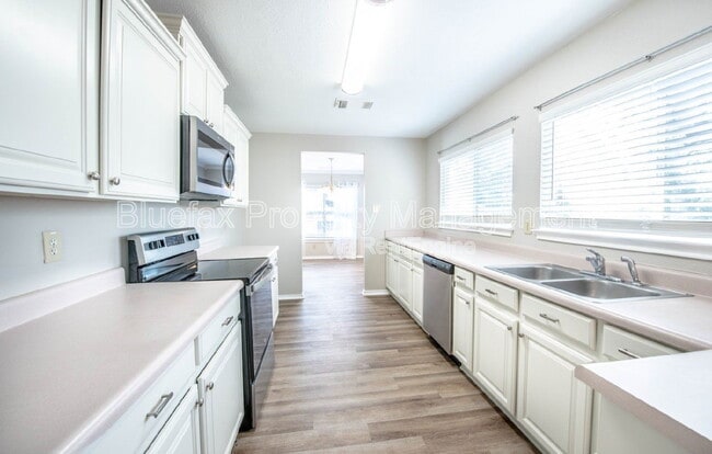 Building Photo - 225 Samantha Dr