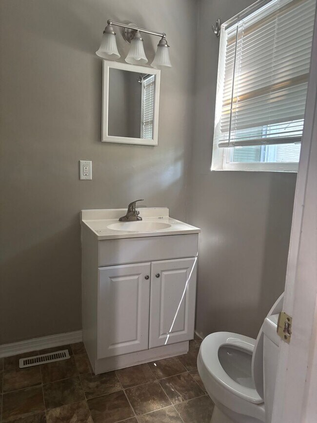 Building Photo - Centrally located 3/2 house