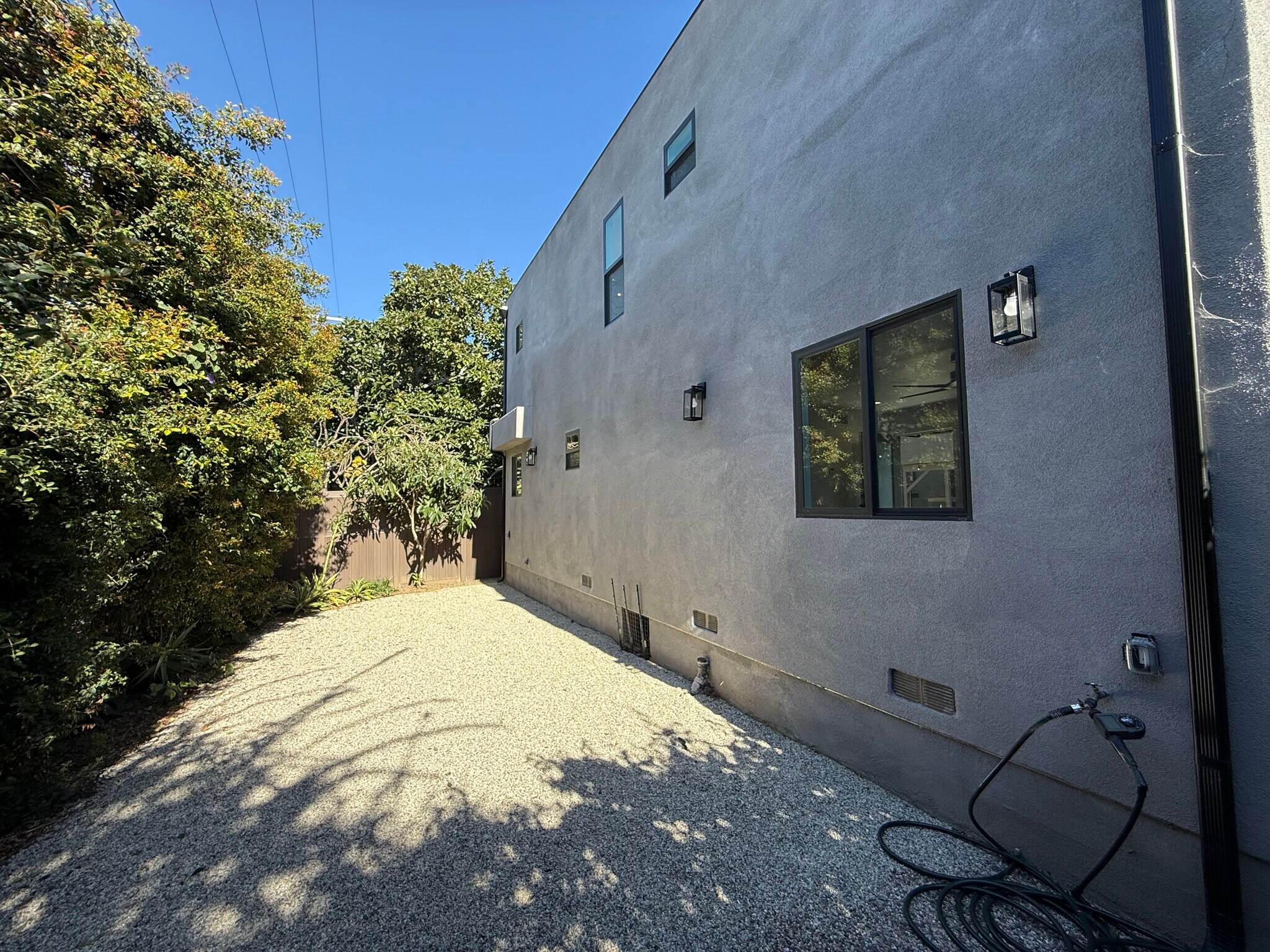 Building Photo - 10351 Keswick Ave