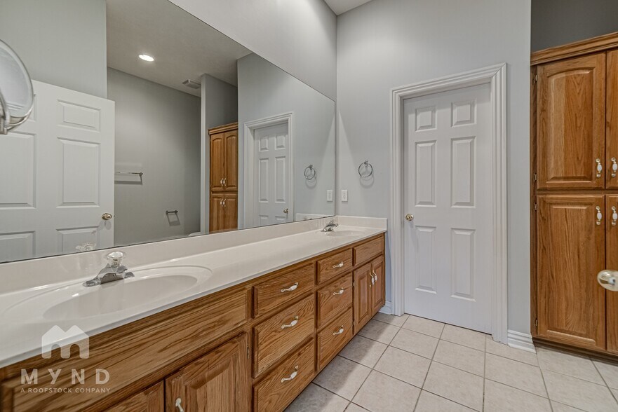 Building Photo - 3253 S Kickapoo Ave