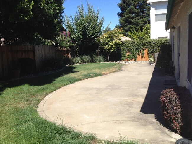 Building Photo - 3367 Chapelle Dr