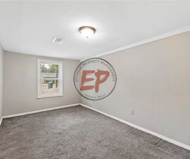 Building Photo - 213 N Oak Dr