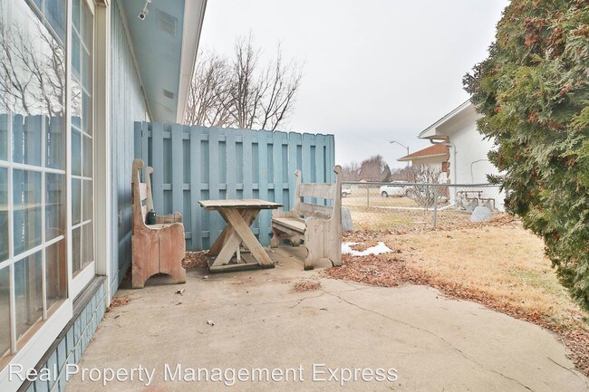 Building Photo - 3605 S Marion Rd