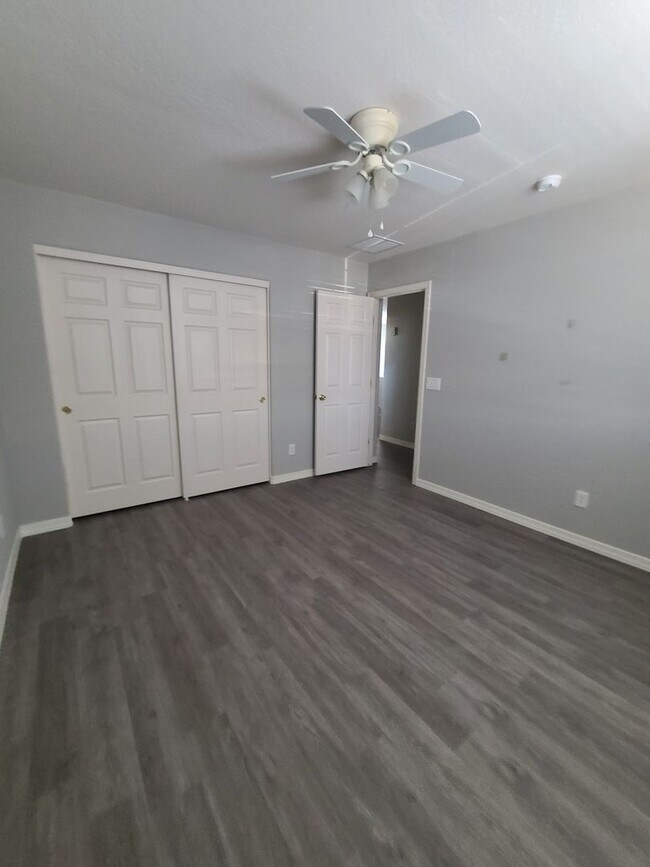 Building Photo - 5 Bedroom, 3 Bath Home in Secluded Neighbo...