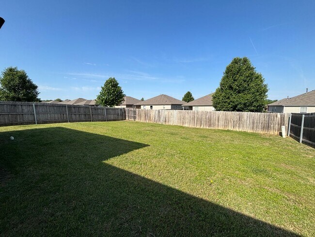 Building Photo - 3/2 in Hickory Creek!