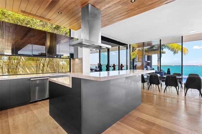 Building Photo - 825 E Dilido Dr