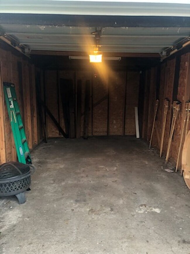 Building Photo - Updated 2/1 Ready For Move In!