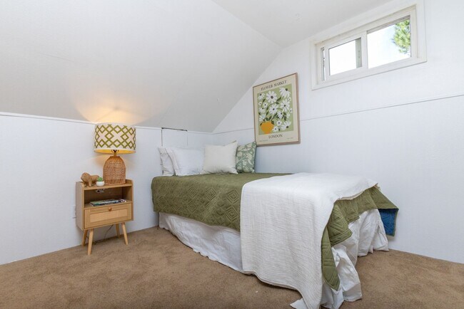 Building Photo - 703 Manzanita Ave