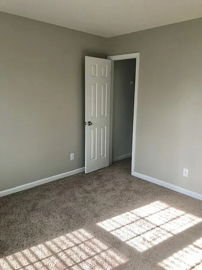 Building Photo - MUST SEE this Gorgeous 5 Beds 3 Bath home ...
