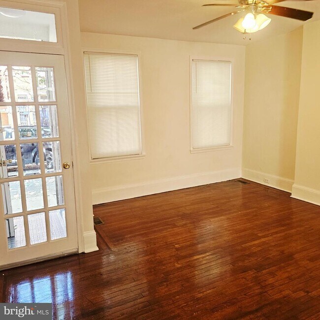 Primary Photo - 1816 Montrose St