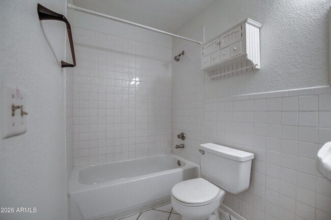 Building Photo - 815 E Calle Del Norte