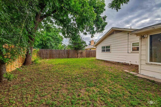 Building Photo - Charming 4 bedroom/2 Bath Home COMING SOON!