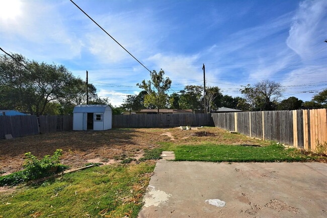 Building Photo - Cute 2/1 with Tons of Space!