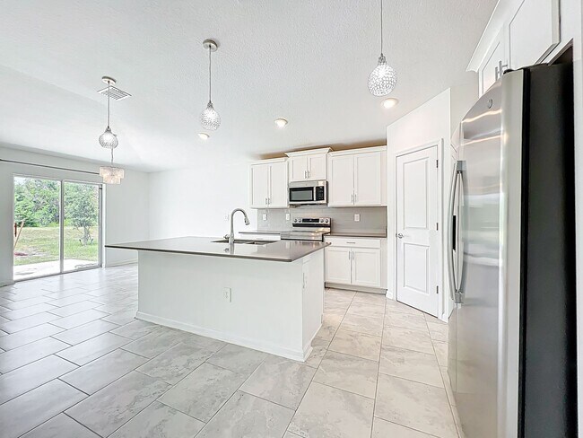 Building Photo - 4/2 Groveland Home with Solar Panels