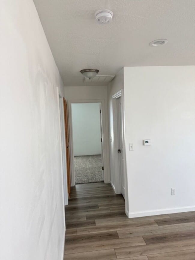 Building Photo - 3 BEDROOMS SINGLE LEVEL HOME