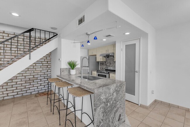 Building Photo - 72592 Edgehill Dr