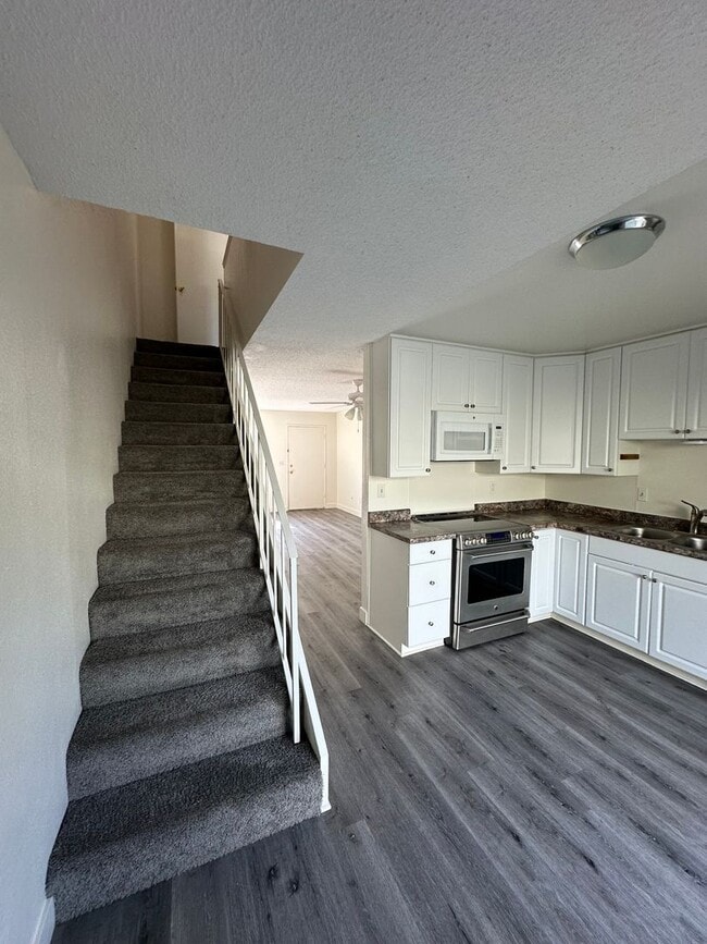 Building Photo - CHARMING 2-BEDROOM TOWNHOME IN GENESEE HIG...