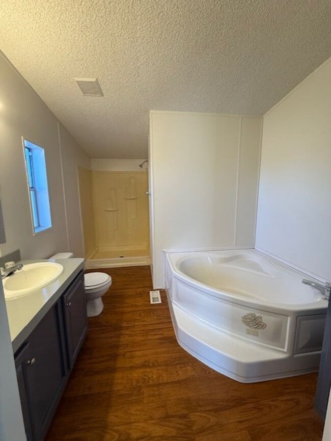 Building Photo - Reduced - 3 Bedroom 2 Bath home contact Property Pros Property Management