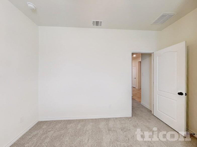 Building Photo - 2604 Wheeler Ave