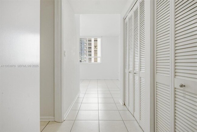 Building Photo - 801 Brickell Key Blvd