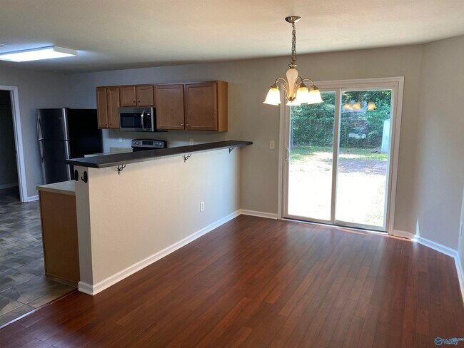 Building Photo - 208 Whitestone Dr NE